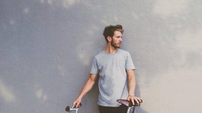 10 Warna Kaos Polos yang Trendi Dukung Oufit Tetap Kece