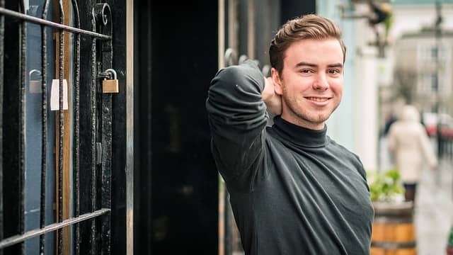 5 Pakaian Santai Pria Tetap Tampil Stylish dan Keren