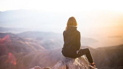 Outfit Traveling yang Wajib Bawa Tapi Tetap Stylish