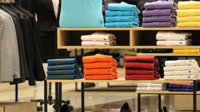 10 Merk Kaos Pria Branded Outfit yang Simple dan Keren