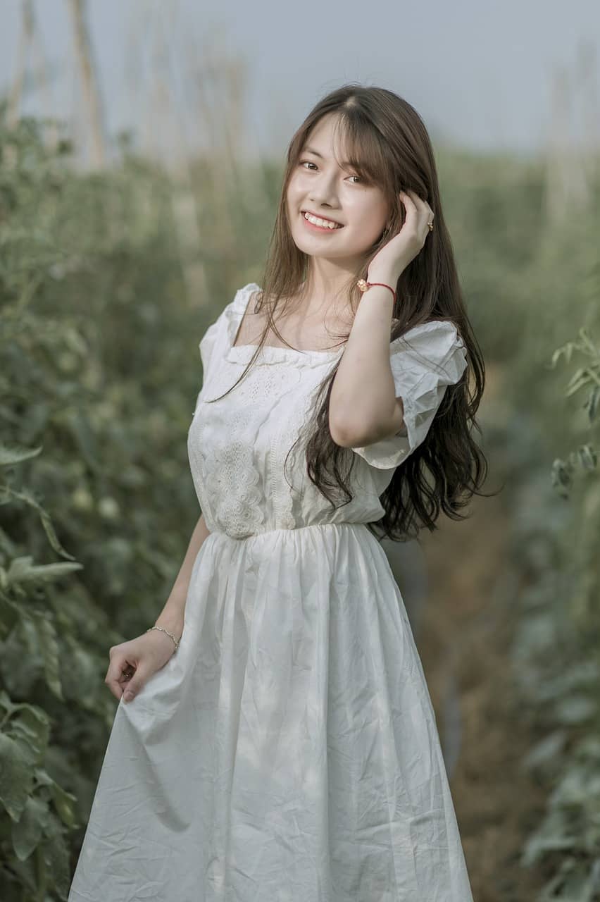 wanita berdandan dengan berbagai jenis make up look yang sedang tren